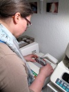 Brinkmann Augenoptik (Mandy Brinkmann beim Abtracen einer Brillenfassung in der Werkstatt), Nr.77