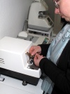 Brinkmann Augenoptik (Mandy Brinkmann beim Abkanten eines Brillenglases am Handschleifstein), Nr.80