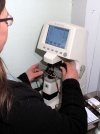 Brinkmann Augenoptik (Endkontrolle einer fertig eingeschliffenen Brille am Scheitelbrechwertmesser), Nr.81